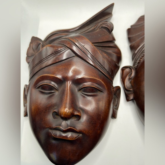 Vintage Balinese wood carvings of a man & woman in the National Headdress - Picture 4 of 17